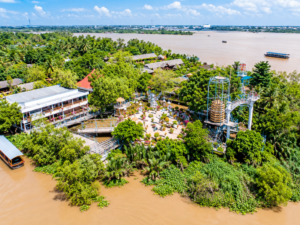 Khu du lịch Cồn Phụng nằm giữa mảng xanh ven sông Tiền, nổi bật với không gian miệt vườn và cảnh quan sông nước.