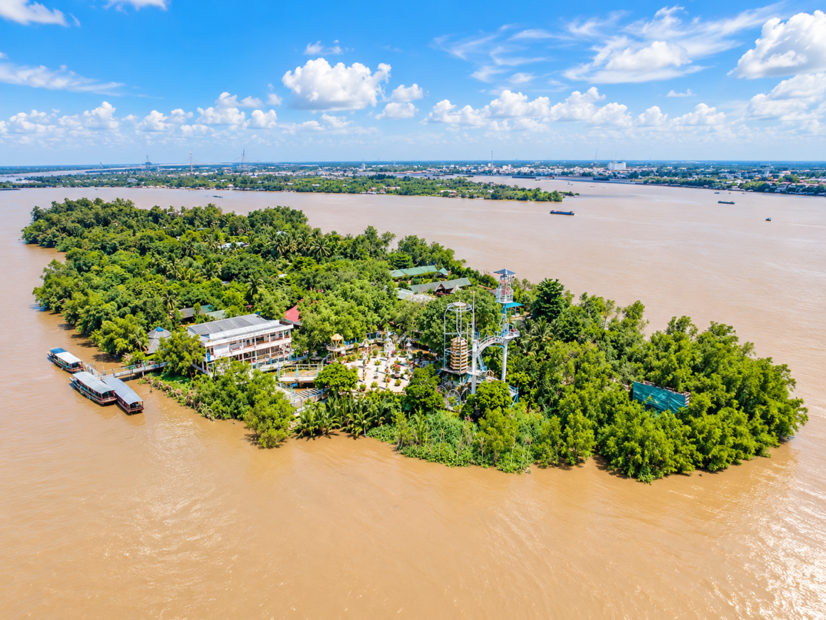 Toàn cảnh Cồn Phụng nhìn từ trên cao trên sông Tiền, nổi bật với mảng xanh miệt vườn và khu du lịch sinh thái đặc trưng miền Tây