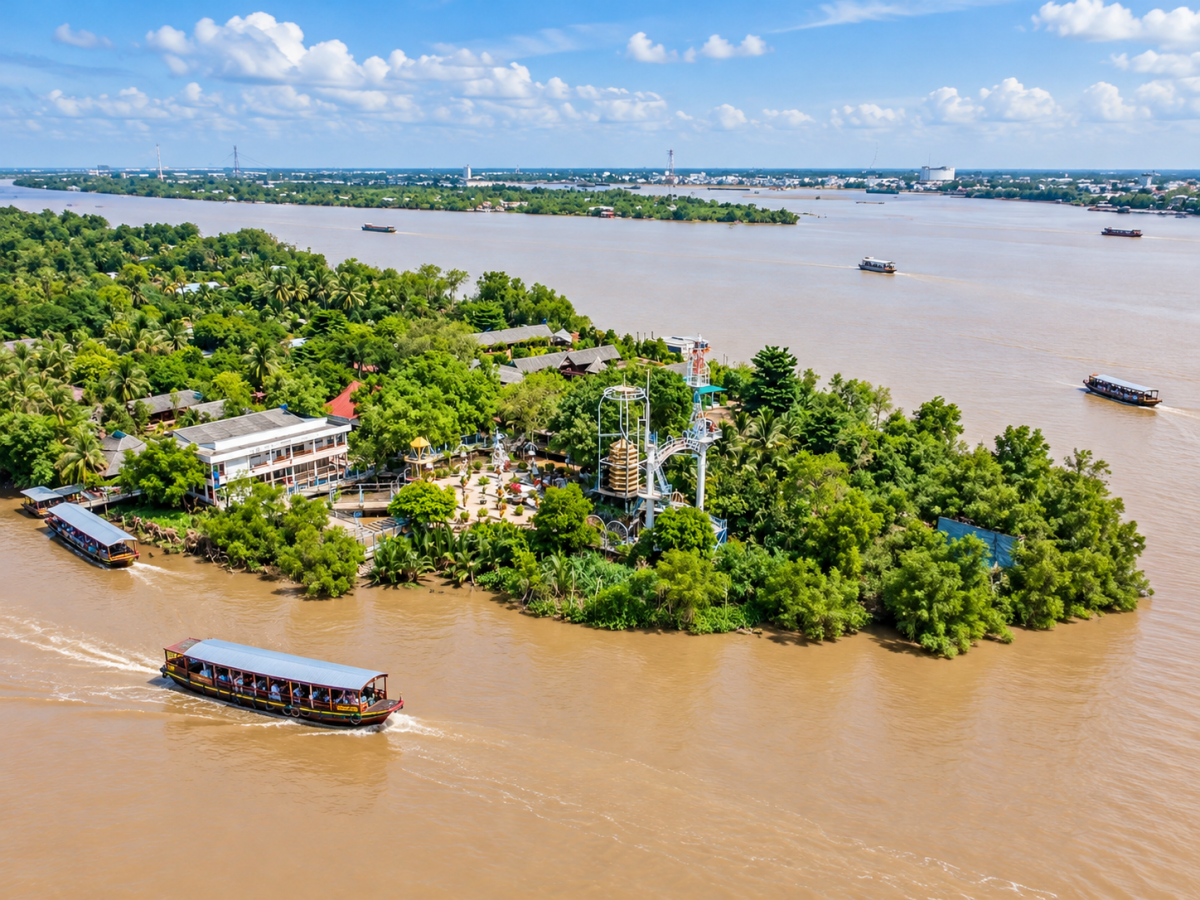 Cồn Phụng trên sông Tiền với thuyền du lịch và cảnh quan sông nước miền Tây, điểm đến hấp dẫn cho hành trình khám phá địa phương.